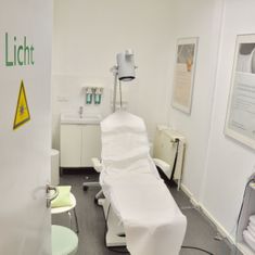 Lichttherapieraum mit Liege