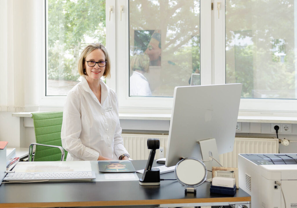 Dr. Ulrike Kalinke in ihrer Hautarztpraxis in Hannover